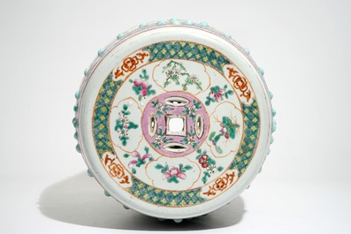 Un tabouret en porcelaine de Chine famille rose &agrave; d&eacute;cor de guerriers, 19&egrave;me