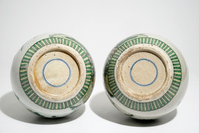 Une paire de vases de forme bouteille en porcelaine de Chine famille verte, 19&egrave;me