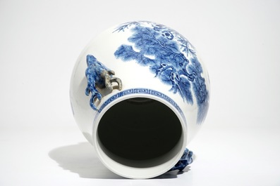 Un vase de forme hu en porcelaine de Chine bleu et blanc &agrave; d&eacute;cor &quot;Les Trois Amis de l'hiver&quot;, marque de Qianlong, 19/20&egrave;me