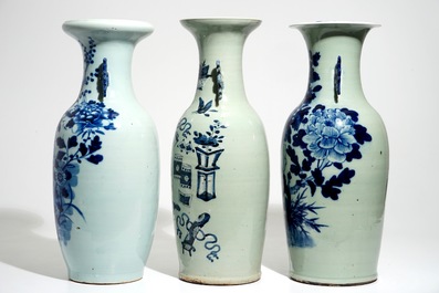 Een paar Chinese famille rose vazen en vier blauwwit op celadon fond vazen, 19e/20e eeuw