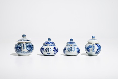 Vier Chinese blauwwitte miniatuur theepotjes met deksels, Kangxi