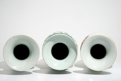 Trois grands vases en porcelaine de Chine famille verte et rose, 19/20&egrave;me