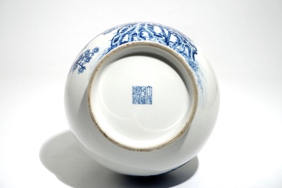 Un vase de forme hu en porcelaine de Chine bleu et blanc &agrave; d&eacute;cor &quot;Les Trois Amis de l'hiver&quot;, marque de Qianlong, 19/20&egrave;me