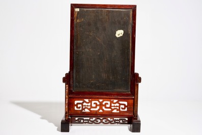 Een Chinees tafelscherm met qianjiang cai plaquette, 19/20e eeuw