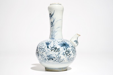 Un kendi en porcelaine Arita de Japon bleu et blanc, Edo, 17&egrave;me