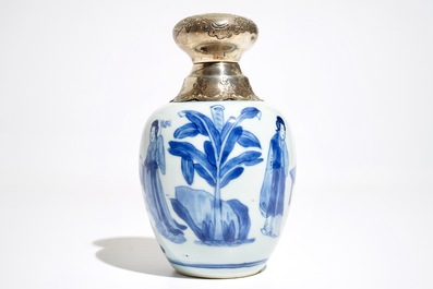 Une bo&icirc;te &agrave; th&eacute; en porcelaine de Chine bleu et blanc, mont&eacute; en argent, Kangxi