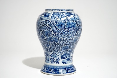 Een Chinese blauwwitte vaas met floraal decor, Kangxi