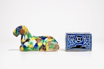 Een Chinese monochroom blauwe inktpot en een wierookbrander als liggend paard, Kangxi en later