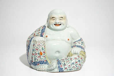 Un mod&egrave;le de Bouddha en porcelaine de Chine famille rose, 19/20&egrave;me