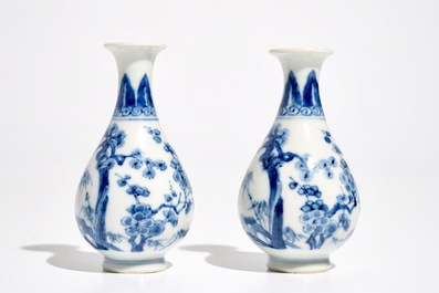 Een paar Chinese blauwwitte peervormige &quot;Drie vrienden van de winter&quot; vaasjes, 19e eeuw