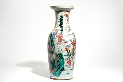 A tall Chinese famille rose vase with a fine circular design, 19th C.