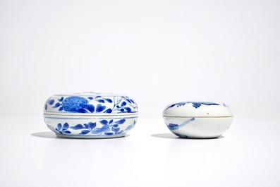 Deux petites bo&icirc;tes couvertes en porcelaine de Chine bleu et blanc, Kangxi