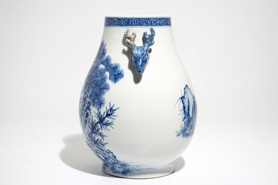 Een Chinese blauwwitte hu vaas met &quot;Drie vrienden van de winter&quot; decor, Qianlong merk, 19/20e eeuw