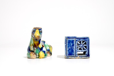 Een Chinese monochroom blauwe inktpot en een wierookbrander als liggend paard, Kangxi en later