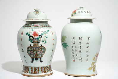 Twee Chinese famille rose en qianjiang cai balustervormige dekselvazen, 19/20e eeuw