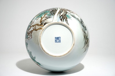 Un grand vase de forme tianqiu ping en porcelaine de Chine, marque de Yongzheng, 20&egrave;me
