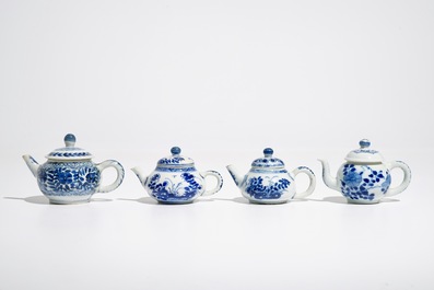 Vier Chinese blauwwitte miniatuur theepotjes met deksels, Kangxi