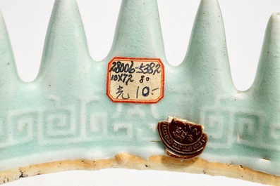 Acht diverse Chinese porseleinen en hardstenen penselenhouders, 19/20e eeuw