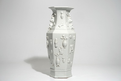 Een hexagonale Chinese monochroom witte vaas met reli&euml;fdecor, 19e eeuw
