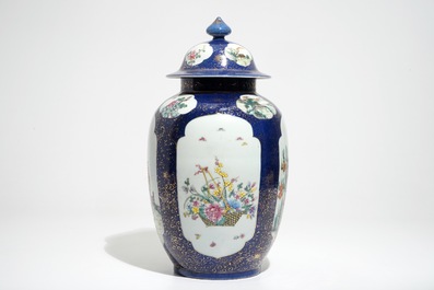 Un pot couvert en porcelaine de Chine famille rose sur fond bleu poudr&eacute;, R&eacute;publique, 20&egrave;me