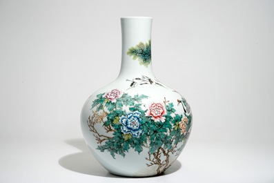 A large Chinese famille rose tianqiu ping vase with cranes, Yongzheng mark, 20th C.