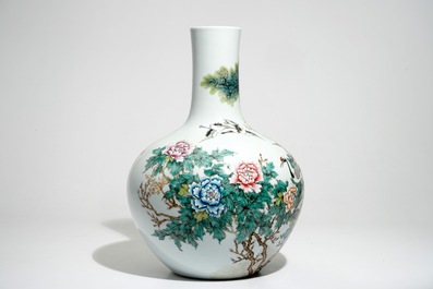 Un grand vase de forme tianqiu ping en porcelaine de Chine, marque de Yongzheng, 20&egrave;me