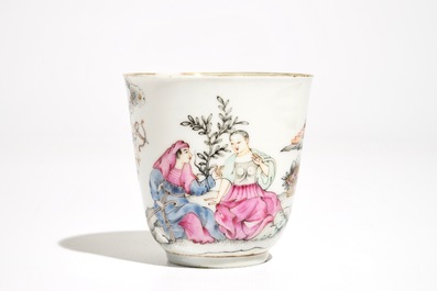 Une tasse et soucoupe en porcelaine de Chine famille rose, Qianlong