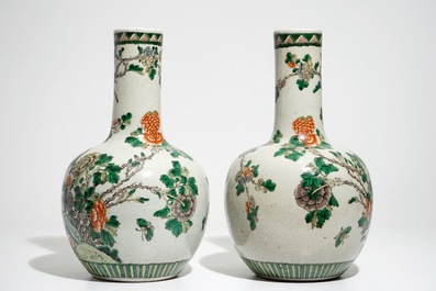 Een paar Chinese famille verte flesvormige vazen, 19e eeuw.
