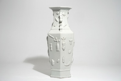 A hexagonal Chinese monochrome white vase with applied design, 19th C.