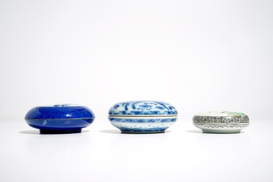 Three Chinese blue and white and famille rose circular boxes and covers, 19/20th C.