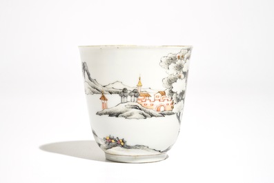 Une tasse et soucoupe en porcelaine de Chine famille rose, Qianlong