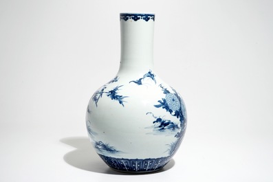 Un vase de forme tianqiu ping en porcelaine de Chine bleu et blanc, 20&egrave;me