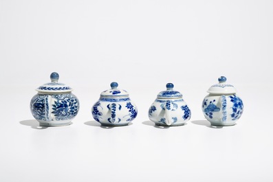 Vier Chinese blauwwitte miniatuur theepotjes met deksels, Kangxi