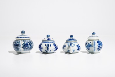 Quatre th&eacute;i&egrave;res miniatures en porcelaine de Chine bleu et blanc, Kangxi