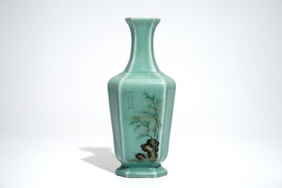 Un vase en porcelaine de Chine c&eacute;ladon &agrave; d&eacute;cor floral avec calligraphie, marque de Qianlong, 19/20&egrave;me