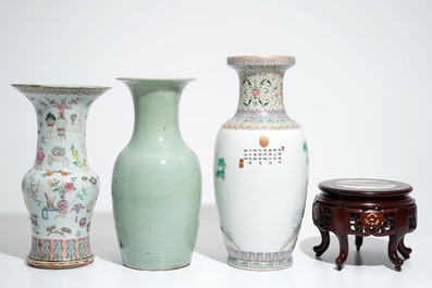 Trois vases en porcelaine de Chine et un socle incrust&eacute; au panneau en marbre, 19/20&egrave;me