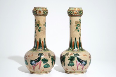 Une paire de vases de forme bouteille en porcelaine de Chine famille rose sur fond craquel&eacute;, 19&egrave;me