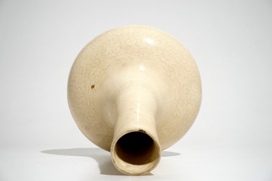 Een Chinese cr&egrave;mekleurige flesvormige vaas met anhua decor, Song/Ming