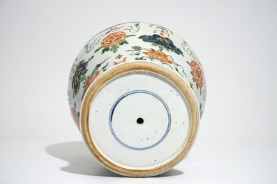 Un vase de forme balustre en porcelaine de Chine famille verte, Kangxi