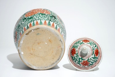 Een Chinese balustervormige wucai vaas met feniksen, Transitie periode