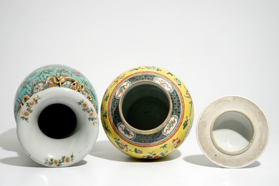 Un vase couvert en porcelaine de Chine famille verte et un vase de Canton &agrave; fond turquoise, 19/20&egrave;me