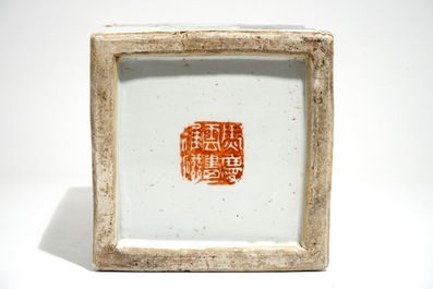 Een Chinese vierkante qianjiang cai vaas, rood merk, 19/20e eeuw
