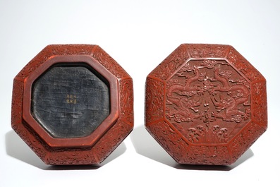 Een Chinese octagonale lakwerk dekseldoos met draken, Qianlong merk, 19/20e eeuw