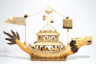Un mod&egrave;le d'un bateau dragon en ivoire sculpt&eacute;, Chine, 19&egrave;me