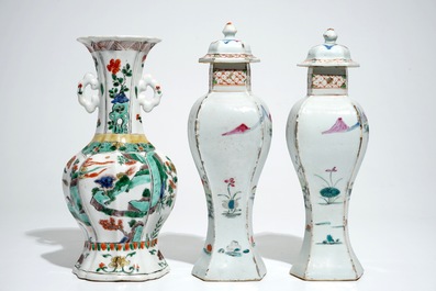 Un vase aux animaux mythiques en porcelaine de Chine famille verte, Kangxi, et une paire de vases famille rose, Qianlong
