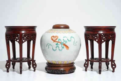 Un pot &agrave; gingembre en porcelaine de Chine famille rose et une paire de socles en bois, 19/20&egrave;me