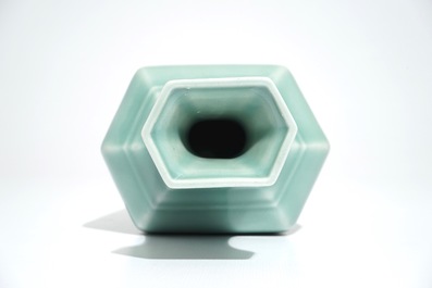 Een Chinese celadon vaas met kalligrafie en floraal decor, Qianlong merk, 19/20e eeuw