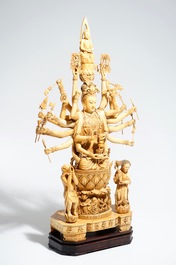 Een grote Chinese ivoren figuur van de 1000-armige Guanyin, 19e eeuw