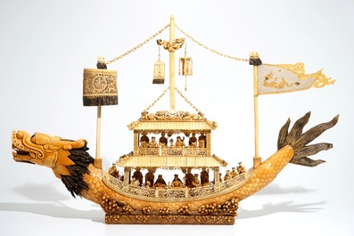 Een grote Chinese ivoren drakenboot, 19e eeuw
