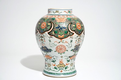 Un vase de forme balustre en porcelaine de Chine famille verte, Kangxi